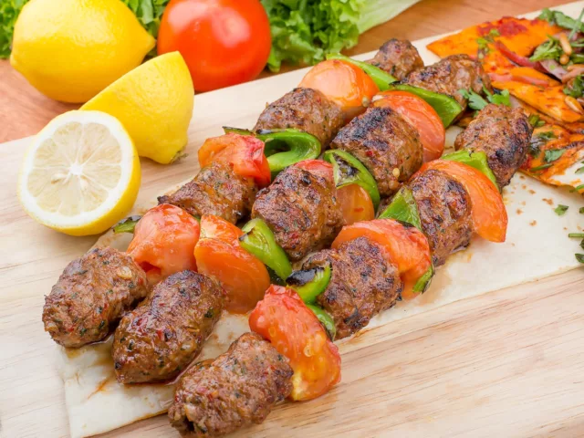 Picadillo libanes con kebab (pinchos de carne molida)